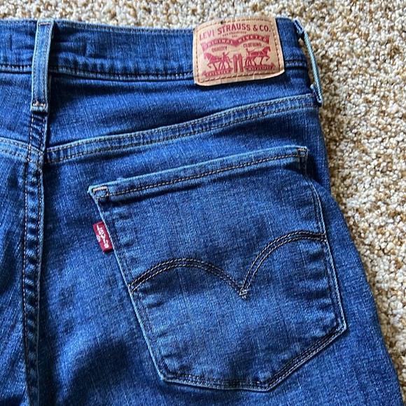 Levi’s 311 Shaping Skinny Capri - Picture 3 of 5